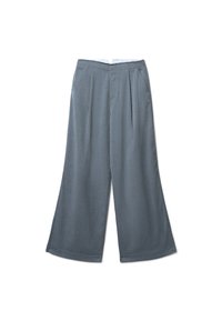 Pantaloni grigi a gamba larga in tessuto testurizzato, con pieghe frontali e tasche laterali. La vita presenta una finitura liscia con una chiusura discreta.