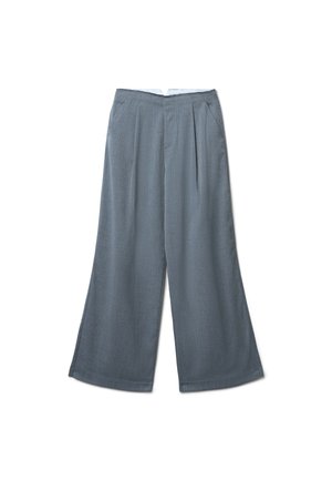 Pantaloni grigi a gamba larga in tessuto testurizzato, con pieghe frontali e tasche laterali. La vita presenta una finitura liscia con una chiusura discreta.