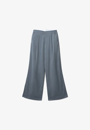 Gray wide-leg trousers with a textured fabric, featuring front pleats and side pockets. The waistband has a smooth finish with a discreet closure.