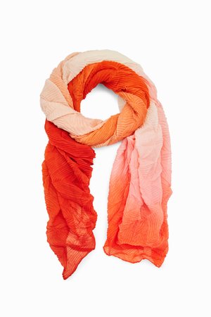Sciarpa ombré caratterizzata da una texture increspata, che sfuma tonalità di arancione, corallo e rosa, realizzata in un tessuto morbido e leggero con un design fluido.