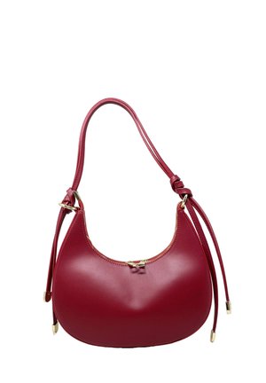 Borsa a mano rossa in pelle con forma arrotondata, tracolla regolabile e dettagli in metallo dorato nella parte superiore e alle estremità della tracolla. Texture liscia.
