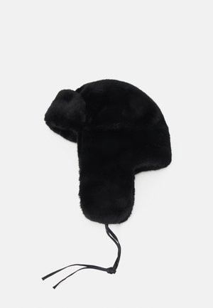 Chapeau en fausse fourrure noire avec des rabats d'oreilles, offrant une texture douce et des liens noirs ajustables. Design arrondi pour couvrir les oreilles et apporter de la chaleur.