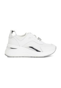 Weiße Sneakers mit einer strukturierten Oberseite, metallischen silbernen Akzenten an der Ferse und an der Seite sowie einer gepolsterten Sohle für zusätzlichen Höhenkomfort.
