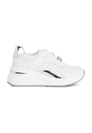 Sneaker bianca con parte superiore testurizzata, accenti metallici argento sul tallone e sul lato, e suola imbottita per un'altezza aggiuntiva.