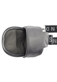 Graue Umhängetasche mit Reißverschluss, ausgestattet mit einer glatten Textur und einem Innenfutter in einer dunkleren Farbe. Verstellbarer Riemen inklusive.