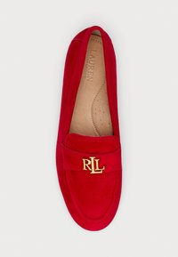 Mocassins en daim rouge avec un logo doré "RLL", bout en amande, détails cousus et une semelle intérieure en cuir lisse avec des perforations.