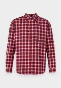 Koszula w czerwono-czarną kratę zapinana na guziki z klasycznym kołnierzem, z małą naszywką z logo na kieszeni na piersi i długimi rękawami.