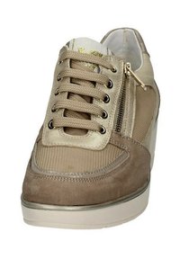 Sneaker beige con una combinazione di materiali in suede e mesh. Presenta occhielli metallici, lacci piatti e una cerniera laterale per un facile accesso.