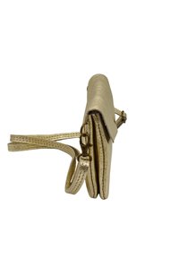Sac bandoulière en métal doré avec une finition texturée, un rabat de fermeture et une sangle réglable. Forme compacte avec un profil mince.