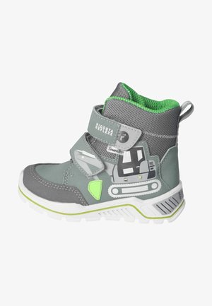 Botas grises para niños con acentos verdes, que cuentan con dos correas ajustables de Velcro, un upper texturizado y un gráfico de vehículo de construcción juguetón.