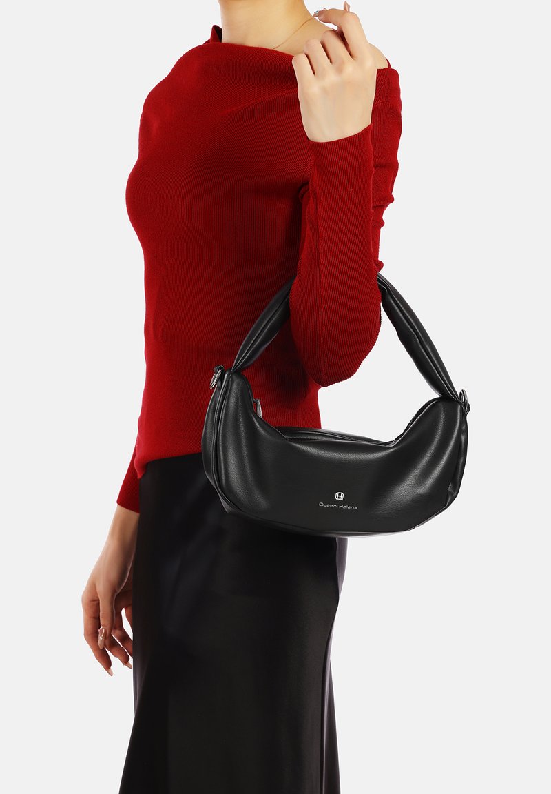 Borsa a spalla in pelle nera con un design morbido e curvato. Presenta una texture liscia con chiusure a zip e un discreto dettaglio del logo.