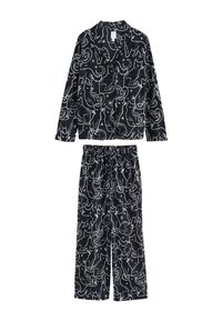 Czarny komplet piżamowy wykonany z miękkiego materiału, ozdobiony białym wzorem kota. Składa się z koszuli na guziki z długim rękawem oraz spodni z elastycznym pasem.