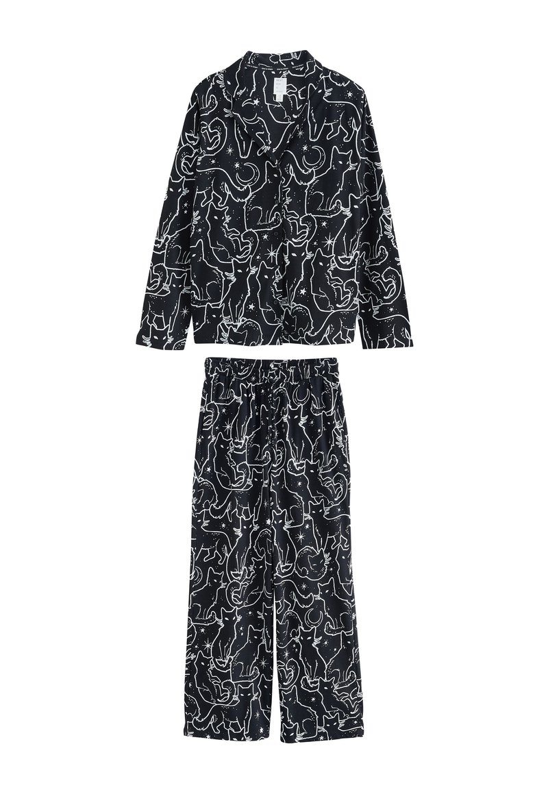 Czarny komplet piżamowy wykonany z miękkiego materiału, ozdobiony białym wzorem kota. Składa się z koszuli na guziki z długim rękawem oraz spodni z elastycznym pasem.