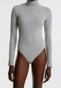Graues Langarm-Bodysuit mit gerippter Textur, hohem Ausschnitt und schmalem Schnitt. Verfügt über einen Tanga-Ausschnitt am Boden, der eine schlanke Silhouette betont.