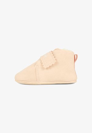 Beżowe zamszowe buciki dla niemowląt z miękkim, puszystym wyściółką i falbankowym paskiem na rzep, z okrągłym noskiem i płaską podeszwą.