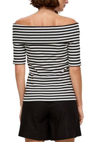 Zwart-wit off-shoulder gestreept topje met korte mouwen, slim fit ontwerp, geribbelde textuur en geplooide stof bij de taille.