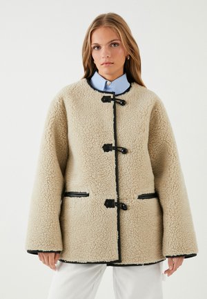 POCKET DETAIL CREW NECK BUTTONED - Abrigo corto - brown