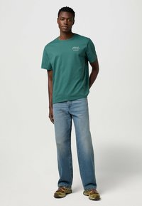 Wrangler SHORT SLEEVE - Camiseta estampada - bistro_green