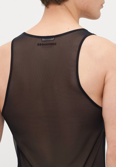 Fekete hálós ujjatlan felső, amely kerek nyakkivágással és versenyhátsó dizájnnal rendelkezik. A hátsó címke felirata: "DSQUARED2." Sima tapintású, testhez simuló siluett.