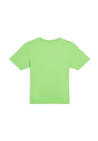 Camiseta de manga corta en verde brillante, de material de algodón. Presenta un escote redondo y una textura lisa sin patrones o acentos adicionales.