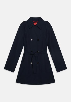 Trench-coat bleu marine croisé avec une taille ceinturée, un large col et des épaulettes. Présente des boutons sombres et une texture lisse.