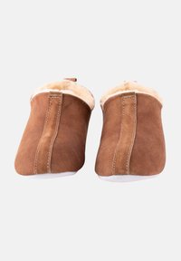 Pantofole in suede marrone con fodera in pelliccia bianca, caratterizzate da un design semplice e una cucitura verticale centrale. Tessuto morbido e suola flessibile.