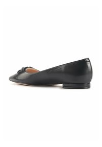 Schwarze Leder-Ballerinas mit spitzem Zehenbereich, dekorativem Schleifendetail, niedrigem Absatz und glatter Oberfläche. Die Seitenansicht zeigt das schlanke Design.