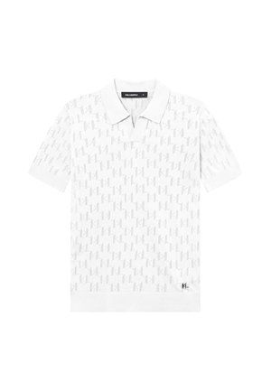 Hvid kortærmet polo med subtilt gentaget Karl Lagerfeld "KL" logo mønster og lille metal "KL" emblem nær kanten.