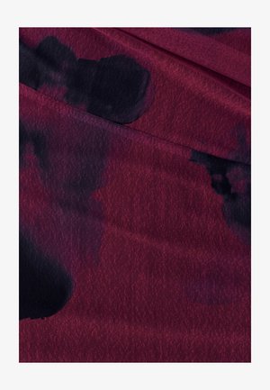 Textil con base burdeos profundo y patrones abstractos en negro, superficie ligeramente texturizada y sutiles variaciones en el tono.