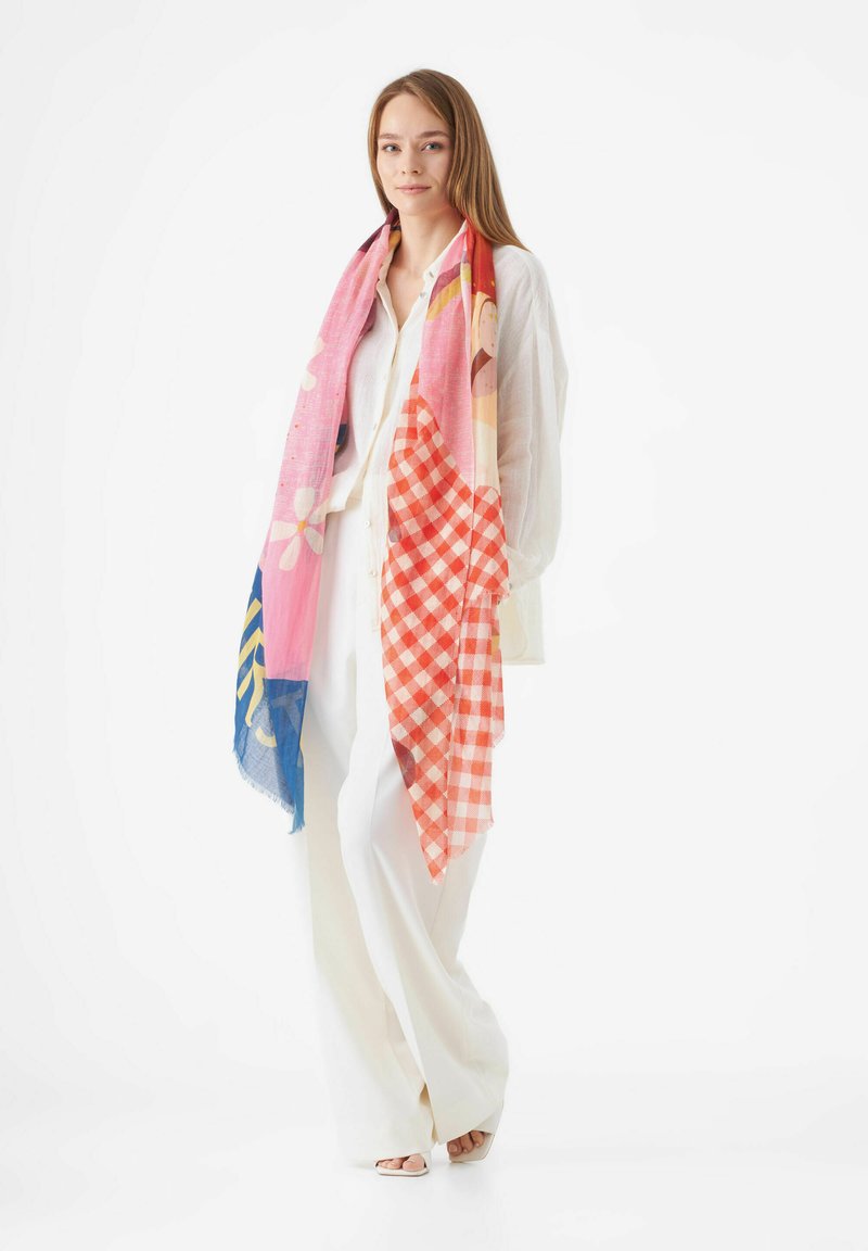 Kleurige sjaal met roze bloem- en blauwe loofpatronen en een rode ginghamsectie. Lichtgewicht, zachte textuur en rechthoekige vorm.
