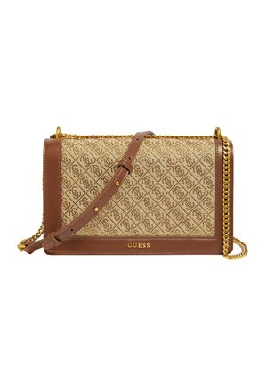 Prostokątna beżowo-brązowa torebka typu crossbody Guess z pikowanym wzorem, złotym łańcuszkiem i regulowanym brązowym skórzanym paskiem na ramię.