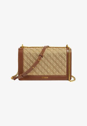 Prostokątna beżowo-brązowa torebka typu crossbody Guess z pikowanym wzorem, złotym łańcuszkiem i regulowanym brązowym skórzanym paskiem na ramię.