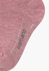 Różowe skarpetki z mieszanki bawełny o melanzowym splocie, z szarym logo i kontrastowym ściegiem wzdłuż boku. Wysokość do kostki.