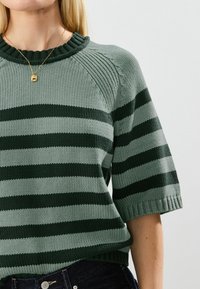 Maglione a maglia con strisce orizzontali verde e verde chiaro, colletto a girocollo a coste e maniche corte con vestibilità rilassata.