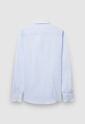 Camicia a maniche lunghe azzurro chiaro con colletto classico, polsini con bottoni e texture liscia. Presenta un design semplice e un orlo arrotondato.