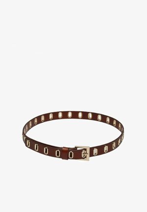 Cintura in pelle marrone con hardware dorato, con ritagli ovali lungo la cintura e una fibbia quadrata. Texture liscia, design piatto.