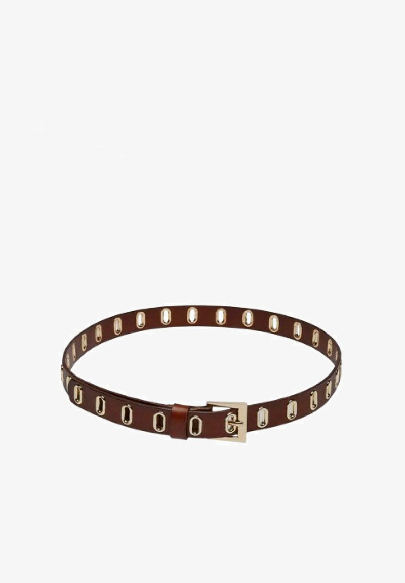 Brauner Leder Gürtel mit goldenen Beschlägen, ausgestattet mit ovalen Aussparungen entlang des Bands und einer quadratischen Schnalle. Glatte Textur, flaches Design.