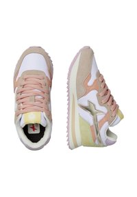 Sneaker con una parte superiore sintetica bianca, accenti in suede beige e rosa, lacci rosa, logo metallico dorato e suola in gomma testurizzata.