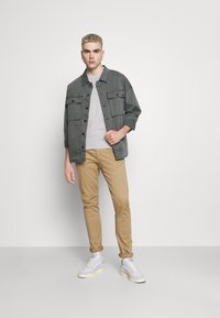 Levi's® SLIM CREW NECK TEE 2 PACK - T-shirt básica - dusty olive/antarctica