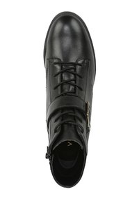 Bottine en cuir noir avec lacets, détail de boucle sur le côté, texture lisse, bout rond et petit talon. Vue de dessus de la chaussure.