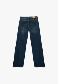 Jeans de mezclilla azul oscuro con corte recto, costuras visibles y dos bolsillos traseros. Presentan una etiqueta marrón claro en la cintura.