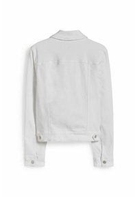 Chaqueta de mezclilla blanca con cuello, mangas largas y puños ajustables con botones plateados. El diseño trasero incluye una costura central y dos bolsillos.