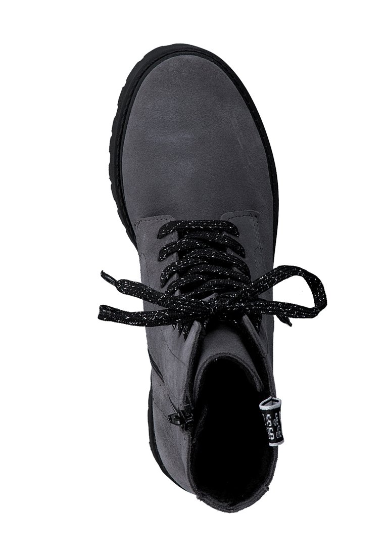 Grauer Wildleder-Stiefelette mit schwarz gesprenkelten Schnürsenkeln, runder Zehenpartie, gepolstertem Kragen und einer strukturierten Gummisohle für besseren Halt.