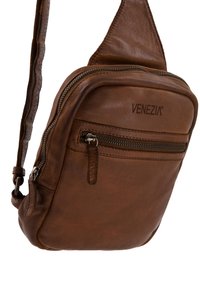 Braune Leder-Crossbody-Tasche mit einem Reißverschluss-Vordertasche, verstellbarem Gurt und geprägtlogo. Glatte Textur mit minimaler Gestaltung.