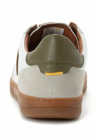 Weiße Sneaker mit grünem Lederheel-Akzent, sandfarbenen Wildlederdetails und brauner Gummisohle. Mit Klettverschluss für den Verschluss.