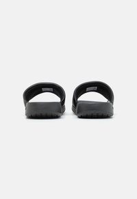 Lacoste SERVE SLIDE JUNIOR SANDALS - Bazénové šmýkačky - black/white