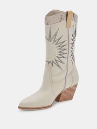 Bota de vaquero en cuero blanco roto con punta afilada, costuras al estilo del Oeste, acentos de estampado de serpiente ligero y tacón de madera apilada.
