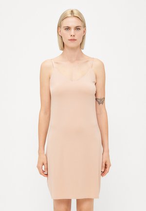 Nude slipdress gemaakt van glad, rekbaar materiaal. Heeft dunne spaghettibandjes en een V-halsontwerp, met een licht getailleerde pasvorm.