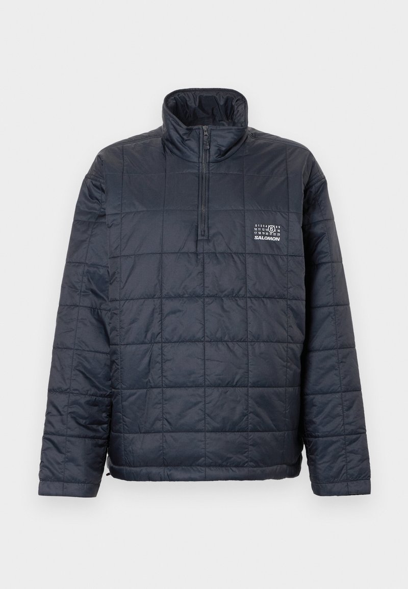 Veste à col montant matelassée bleu marine avec demi-fermeture éclair, et logo Salomon blanc sur la poitrine gauche.