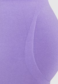 Paarse naadloze panty’s met een soepele textuur, voorzien van een ronde vorm en een elastische tailleband. Het ontwerp benadrukt comfort en rekbaarheid.